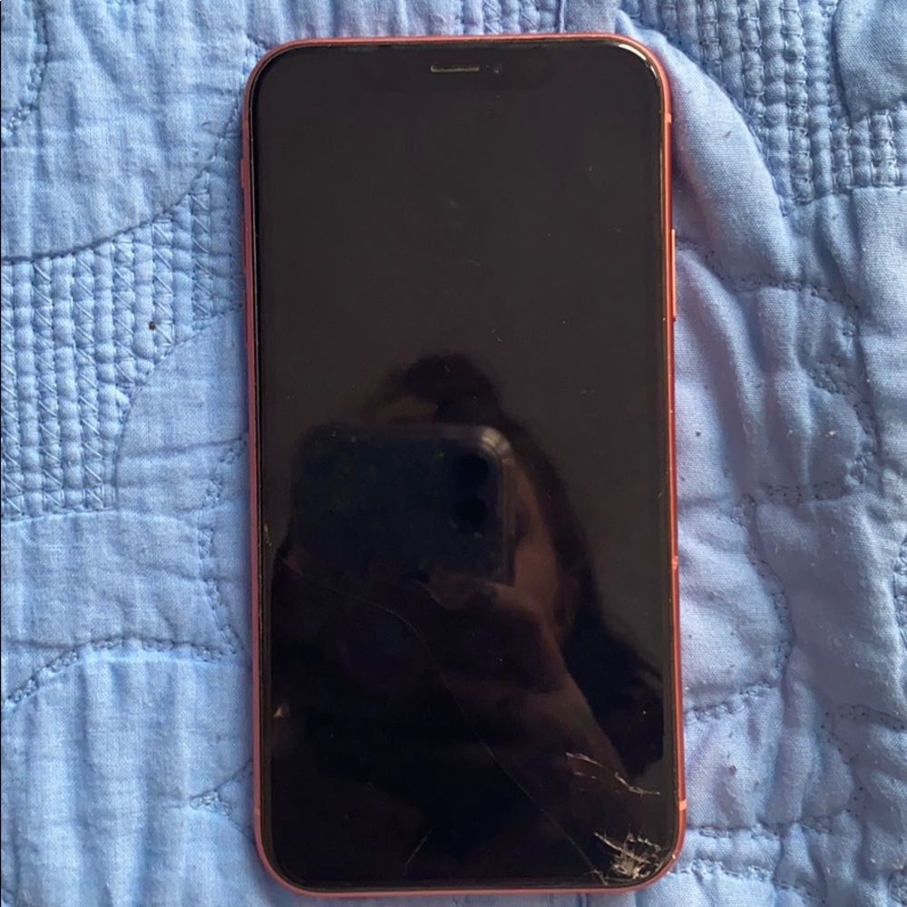 iPhone 10 XR•••